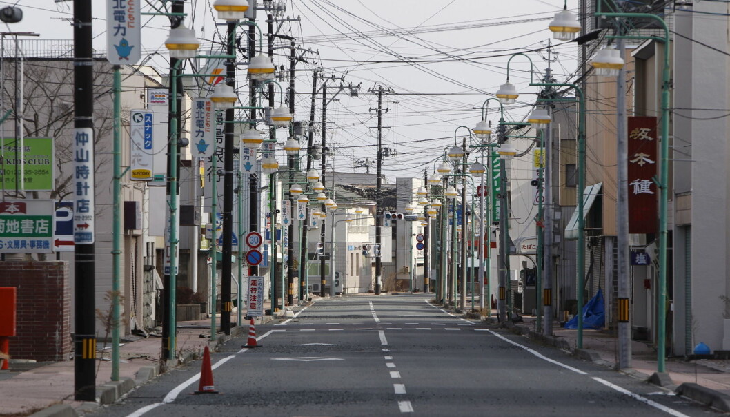 Massemediene påvirker hvordan folk opplever risikoen ved stråling, skriver kronikkforfatteren. Bildet er fra en tom handlegate i byen Tomioka etter ulykken ved Fukushima kjernekraftverk i 2011. (Foto: Reuters / NTB Scanpix) Massemediene påvirker hvordan folk opplever risikoen ved stråling, skriver kronikkforfatteren. Bildet er fra en tom handlegate i byen Tomioka etter ulykken ved Fukushima kjernekraftverk i 2011. (Foto: Reuters / NTB Scanpix)
