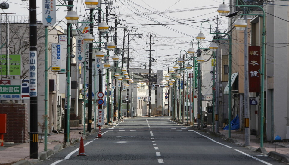 Massemediene påvirker hvordan folk opplever risikoen ved stråling, skriver kronikkforfatteren. Bildet er fra en tom handlegate i byen Tomioka etter ulykken ved Fukushima kjernekraftverk i 2011.  (Foto: Reuters / NTB Scanpix)
