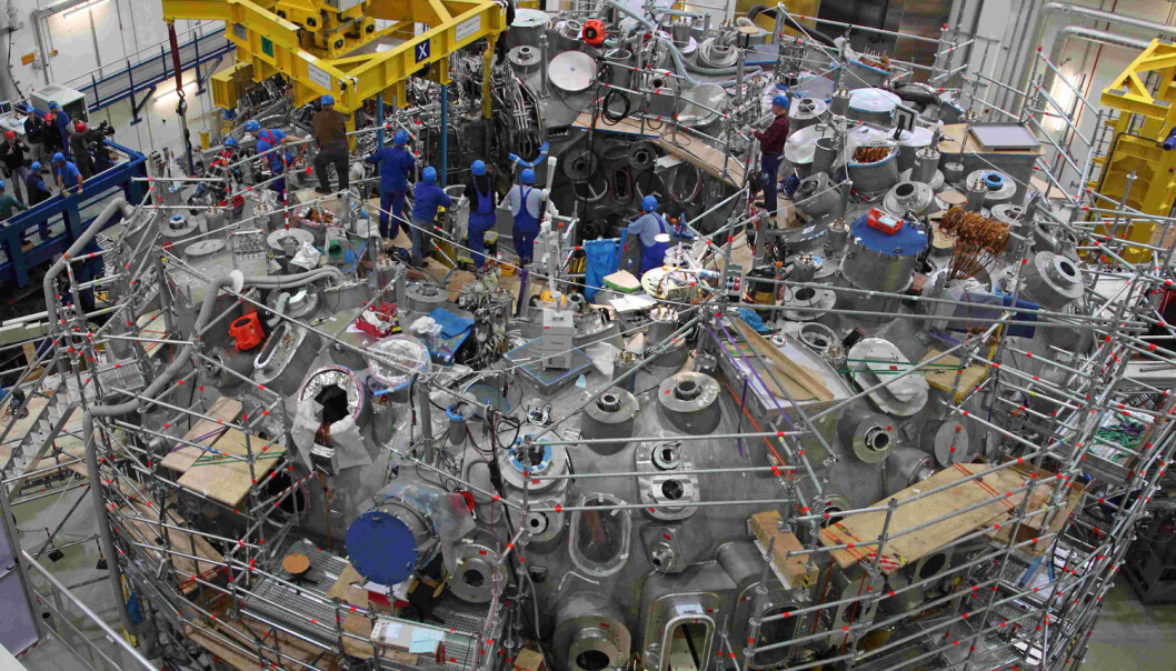 Dunder-smultringen Wendelstein 7-X under bygging i 2011. Nå skal maskinen oppgraderes med karbonfliser - til nye forsøk med enda mer varme. (Foto: Max-Planck-Institut für Plasmaphysik, Tino Schulz) Dunder-smultringen Wendelstein 7-X under bygging i 2011. Nå skal maskinen oppgraderes med karbonfliser - til nye forsøk med enda mer varme. (Foto: Max-Planck-Institut für Plasmaphysik, Tino Schulz)
