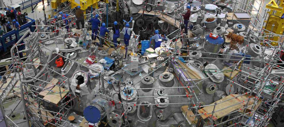 Dunder-smultringen Wendelstein 7-X under bygging i 2011. Nå skal maskinen oppgraderes med karbonfliser - til nye forsøk med enda mer varme.  (Foto: Max-Planck-Institut für Plasmaphysik, Tino Schulz)