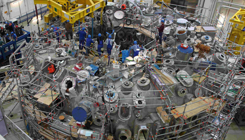 Dunder-smultringen Wendelstein 7-X under bygging i 2011. Nå skal maskinen oppgraderes med karbonfliser - til nye forsøk med enda mer varme.  (Foto: Max-Planck-Institut für Plasmaphysik, Tino Schulz)