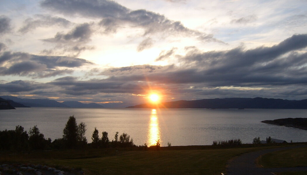 Midnattssol kan være et praktfullt skue – som her fra Altafjorden – men for verdens mest tallrike fiskeslag skaper lyset en barriere mot etablering i nord. (Foto: VBerger/wikimedia commons
https://commons.wikimedia.org/wiki/File:Altafjord01.jpg) Midnattssol kan være et praktfullt skue – som her fra Altafjorden – men for verdens mest tallrike fiskeslag skaper lyset en barriere mot etablering i nord. (Foto: VBerger/wikimedia commons
https://commons.wikimedia.org/wiki/File:Altafjord01.jpg)