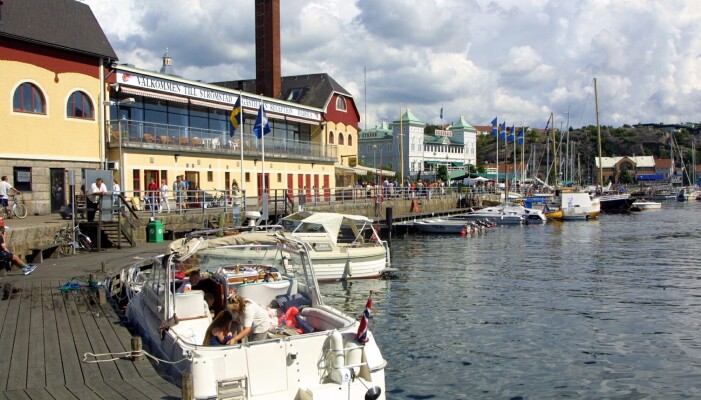 Strømstad er mer enn systembolag med billig alkohol og kjøpesentre med store kjøttdisker. Nå er Strømstad også på det akademiske verdenskartet. Byens eget forskningsakademi har så langt utgitt 35 vitenskapelige artikler. (Foto: Terje Bendiksby / NTB scanpix) Strømstad er mer enn systembolag med billig alkohol og kjøpesentre med store kjøttdisker. Nå er Strømstad også på det akademiske verdenskartet. Byens eget forskningsakademi har så langt utgitt 35 vitenskapelige artikler. (Foto: Terje Bendiksby / NTB scanpix)