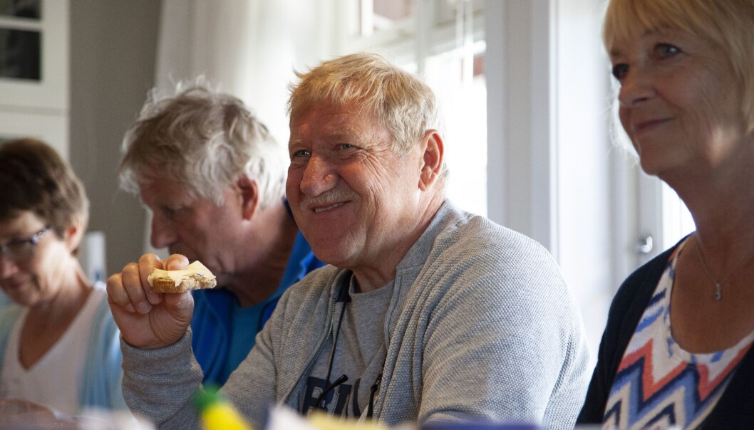 – Kan du sende makrellen? Er det mer kaffe? Hvor er syltetøyet vi sylta i høst? – Dette er rene hotellfrokosten, utbryter Steinar Karlsen som har benyttet seg av tilbudet i fem år. (Foto: Tove Rømo Grande / NMBU) – Kan du sende makrellen? Er det mer kaffe? Hvor er syltetøyet vi sylta i høst? – Dette er rene hotellfrokosten, utbryter Steinar Karlsen som har benyttet seg av tilbudet i fem år. (Foto: Tove Rømo Grande / NMBU)