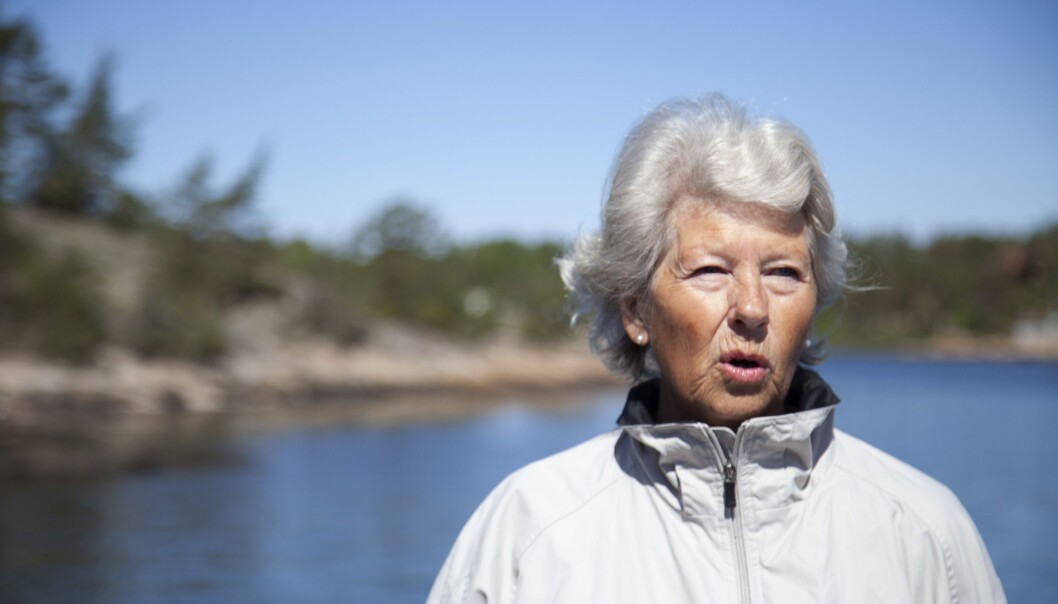 – Vi er ofte ute og går tur, og det er deilig, sier Tove-Britt Olsen mens hun står omgitt av sjø, skog og fargerike, duftende blomster. (Foto: Tove Rømo Grande / NMBU) – Vi er ofte ute og går tur, og det er deilig, sier Tove-Britt Olsen mens hun står omgitt av sjø, skog og fargerike, duftende blomster. (Foto: Tove Rømo Grande / NMBU)