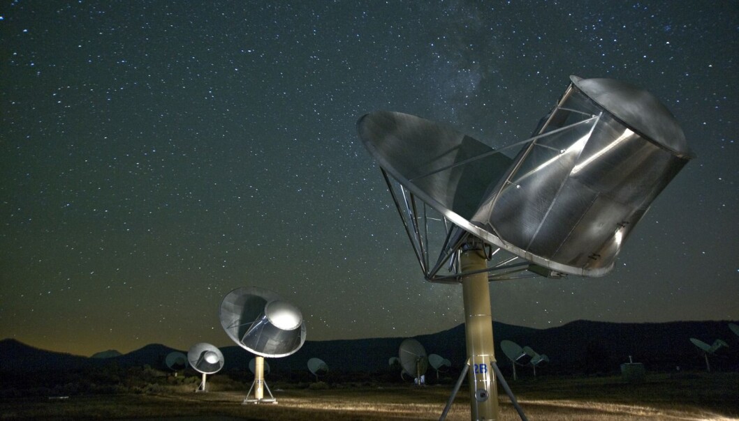 Allen Telescope Array i California brukes av organisasjonen SETI for å lete etter radiosignaler fra fjerne sivilisasjoner. For å finne ET må vi utvide hjernene våre bortenfor en dypt rotfestet jord-sentrisk perspektiv og vurdere begreper vi har tatt for gitt på ny, skriver lederen for SETI, Nathalie A. Cabrol, i en kommentar i tidsskriftet Astrobiology. (Foto: Science Photo Library) Allen Telescope Array i California brukes av organisasjonen SETI for å lete etter radiosignaler fra fjerne sivilisasjoner. For å finne ET må vi utvide hjernene våre bortenfor en dypt rotfestet jord-sentrisk perspektiv og vurdere begreper vi har tatt for gitt på ny, skriver lederen for SETI, Nathalie A. Cabrol, i en kommentar i tidsskriftet Astrobiology. (Foto: Science Photo Library)