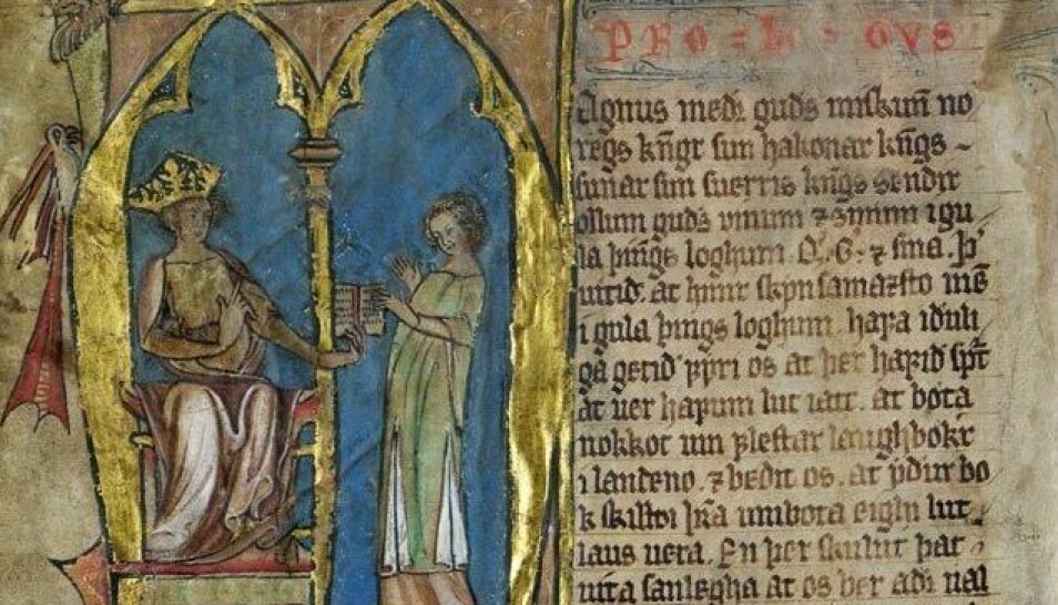 Kong Magnus Lagabøte overrekker Norges første riksdekkende lov, som han innførte i 1274. Illustrasjonen er fra innledningen til Codex Hardenbergianus, som landsloven heter på latin. (Bilde: Det kongelige bibliotek. Bildet er falt i det fri.)