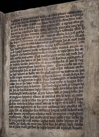En side fra Magnus lagabøtes landslov av 1274. Denne utgaven fra 1300-tallet ligger for tida på Nasjonalbiblioteket, etter å ha vært 500 år i Danmark. (Foto: Rami Tayeh/Nasjonalbiblioteket) En side fra Magnus lagabøtes landslov av 1274. Denne utgaven fra 1300-tallet ligger for tida på Nasjonalbiblioteket, etter å ha vært 500 år i Danmark. (Foto: Rami Tayeh/Nasjonalbiblioteket)