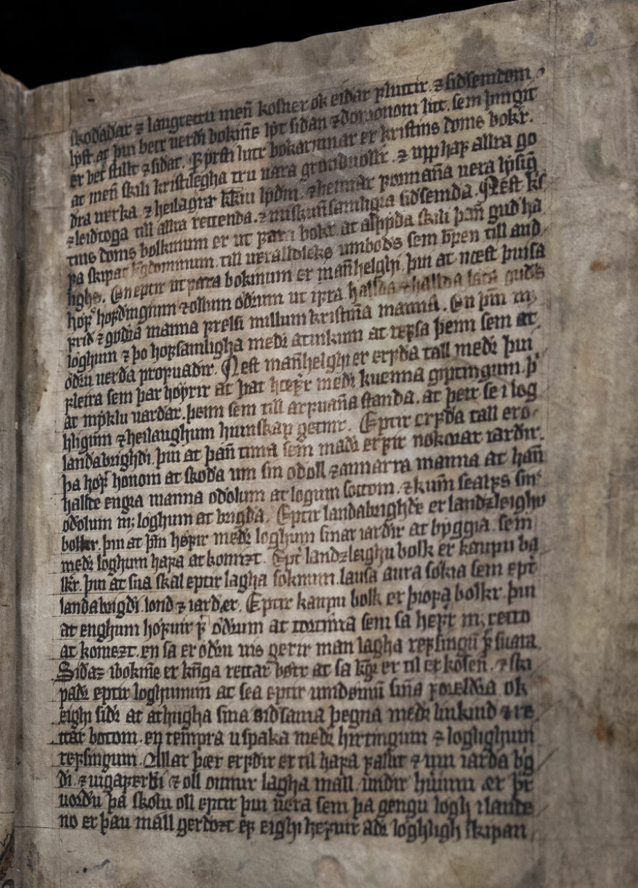En side fra Magnus lagabøtes landslov av 1274. Denne utgaven fra 1300-tallet ligger for tida på Nasjonalbiblioteket, etter å ha vært 500 år i Danmark. (Foto: Rami Tayeh/Nasjonalbiblioteket)