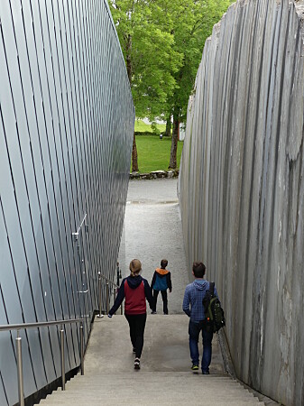Steinveggene langs det nye museumsbygget er skåret gjennom 400 millioner år gamle kalkskifre. Foto: Ane K. Engvik Steinveggene langs det nye museumsbygget er skåret gjennom 400 millioner år gamle kalkskifre. Foto: Ane K. Engvik