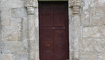 Alstahaugs kirke bygget i kleberstein er med på å trekke stedets historie tilbake i geologisk tid. Flotte detaljer i kirkas fasade er skåret ut i steinen. Foto: Ane K. Engvik Alstahaugs kirke bygget i kleberstein er med på å trekke stedets historie tilbake i geologisk tid. Flotte detaljer i kirkas fasade er skåret ut i steinen. Foto: Ane K. Engvik