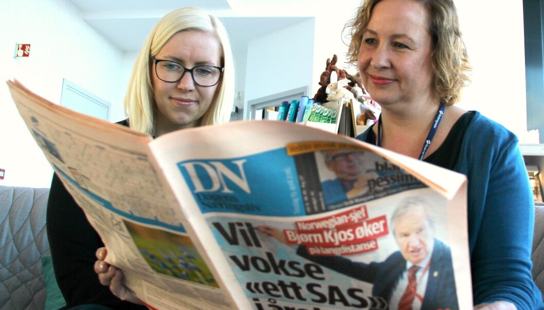 Marit Shcei Olsen (t.v.) og Tonje C. Osmundsen har lest 1304 artikler om lakseoppdrett i tre nasjonale, tre regionale og tre lokalaviser i 2012, 2013 og 2014. Nesten en tredjedel av artiklene fant de i Dagens Næringsliv. (Foto: Torkil Marsdal Hanssen) Marit Shcei Olsen (t.v.) og Tonje C. Osmundsen har lest 1304 artikler om lakseoppdrett i tre nasjonale, tre regionale og tre lokalaviser i 2012, 2013 og 2014. Nesten en tredjedel av artiklene fant de i Dagens Næringsliv. (Foto: Torkil Marsdal Hanssen)