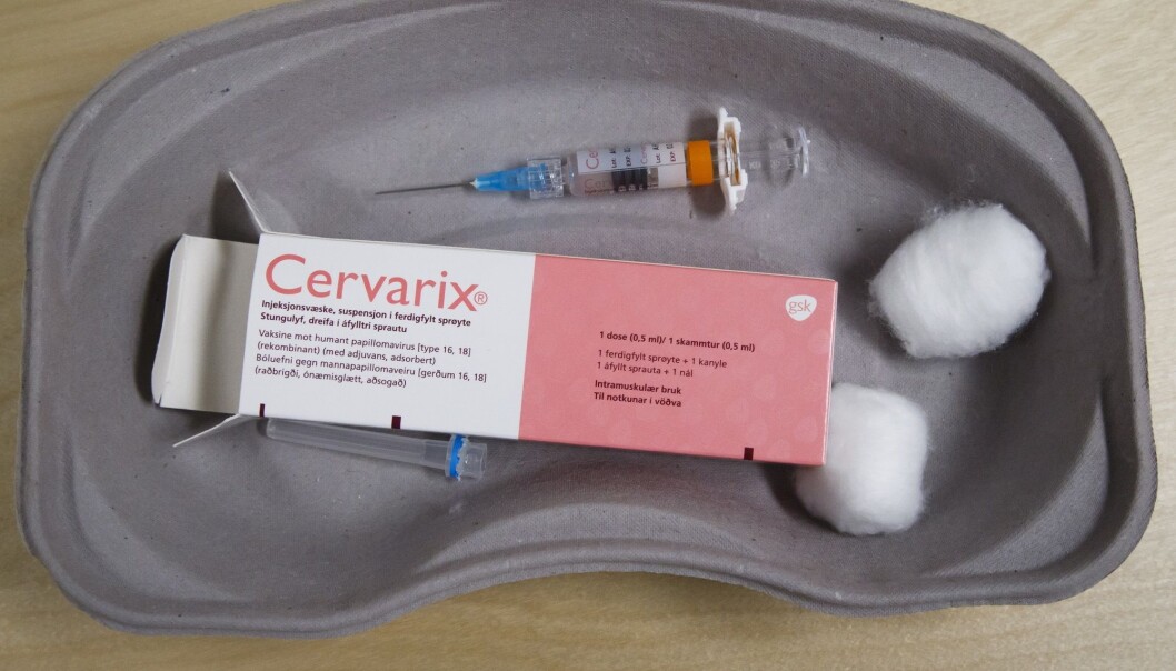 En sprøyte med Cervarix HPV-vaksine ligger på St. Hanshaugen helsestasjon i Oslo. Kvinner født i 1991 og senere fikk tilbud om gratis HPV-vaksinering i 7. klasse, men burde Norge gått bredere ut og tilbudt til flere årskull, tidligere og kanskje ogs til gutter før? (Illustrasjonsfoto: Heiko Junge, NTB scanpix) En sprøyte med Cervarix HPV-vaksine ligger på St. Hanshaugen helsestasjon i Oslo. Kvinner født i 1991 og senere fikk tilbud om gratis HPV-vaksinering i 7. klasse, men burde Norge gått bredere ut og tilbudt til flere årskull, tidligere og kanskje ogs til gutter før? (Illustrasjonsfoto: Heiko Junge, NTB scanpix)