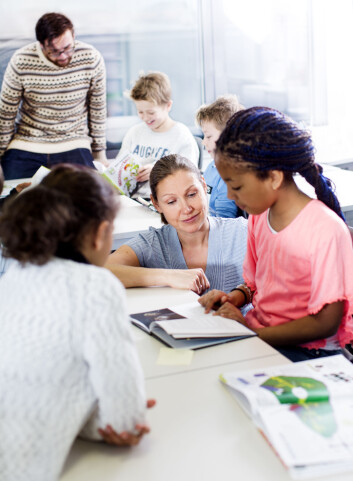 Målet med Two Teachers er å se hvordan lærerne bør jobbe for at det å ha flere lærere kan utnyttes best mulig, og gi best mulig læringsutbytte for elevene. (Foto: UiS) Målet med Two Teachers er å se hvordan lærerne bør jobbe for at det å ha flere lærere kan utnyttes best mulig, og gi best mulig læringsutbytte for elevene. (Foto: UiS)
