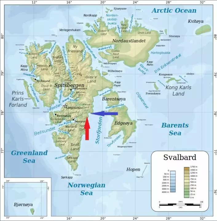 Den røde pilen viser omtrent hvor fossilet ble funnet. Den blå pilen viser hvor forskere tidligere har oppdaget fotspor etter dinosaurer. (Foto: (Kart: Oona Räisänen/Wikimedia commons/Redigert av forskning.no))