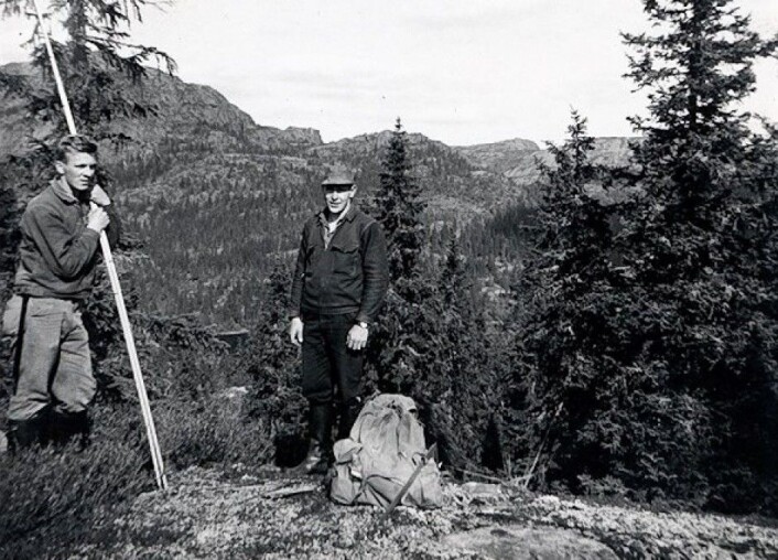 Fra 1960 til 1980 besto Landsskogtakseringens takstlag av som regel tre personer. Her ser vi assistentene Magne Harald Viken og Arvid Viken et sted i Buskerud i 1965. (Foto: Ole Viken) Fra 1960 til 1980 besto Landsskogtakseringens takstlag av som regel tre personer. Her ser vi assistentene Magne Harald Viken og Arvid Viken et sted i Buskerud i 1965. (Foto: Ole Viken)