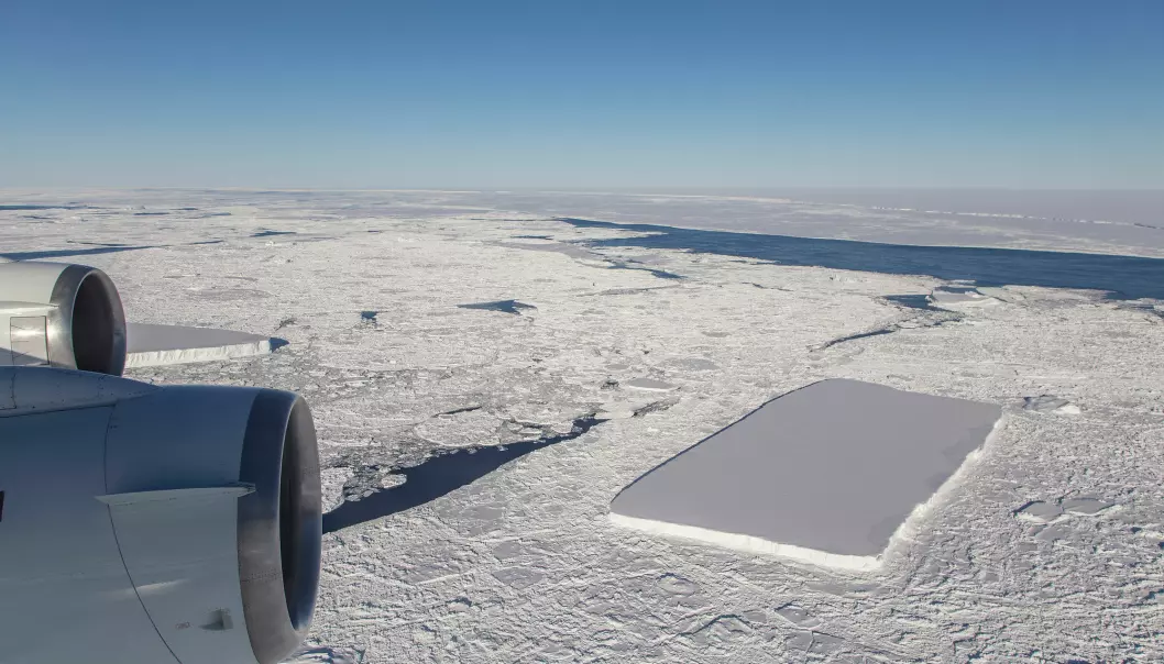 Et gigantisk, firkantet isfjell ligger i havet utenfor Antarktis i oktober 2018. (Illustrasjonsfoto: NASA/Jeremy Harbeck)