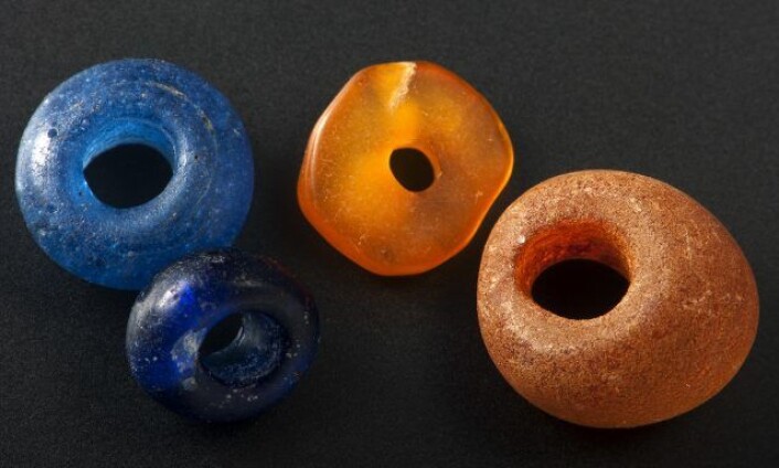 Perler av glass og rav fra fjorårets undersøkelse. Funnet i avfallslag Foto: Åge Hojem, NTNU Vitenskapsmuseet Perler av glass og rav fra fjorårets undersøkelse. Funnet i avfallslag Foto: Åge Hojem, NTNU Vitenskapsmuseet