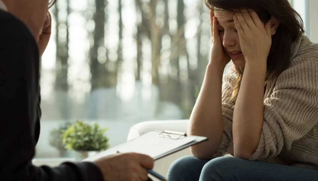 Sosial angst er en kronisk angst for en rekke dagligdagse situasjoner. De fleste utvikler angsten i ungdomstiden. (Foto: Photographee.eu / Shutterstock / NTB scanpix) Sosial angst er en kronisk angst for en rekke dagligdagse situasjoner. De fleste utvikler angsten i ungdomstiden. (Foto: Photographee.eu / Shutterstock / NTB scanpix)