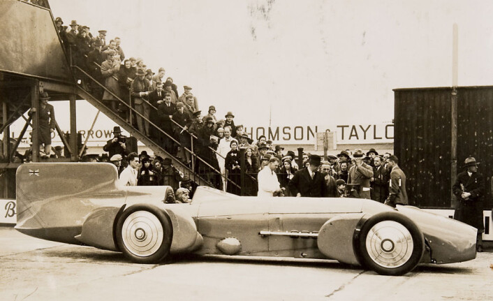 Sir Malcolm Campbell bak rattet på Blue Bird i 1930. I 1935 satte han den første fartsrekorden på saltsletta Bonneville i Utah. (Foto: Powerhouse Museum) Sir Malcolm Campbell bak rattet på Blue Bird i 1930. I 1935 satte han den første fartsrekorden på saltsletta Bonneville i Utah. (Foto: Powerhouse Museum)