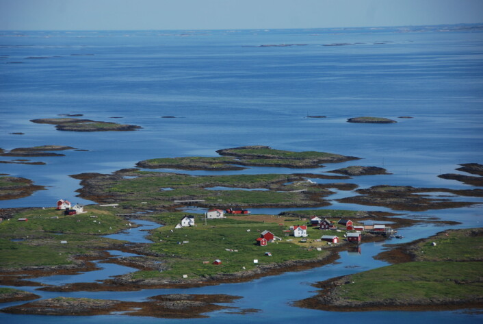 Lånan, et av de største egg- og dunværene som er igjen på Vega og som fortsatt er i drift av fuglevoktere, som de som steller for e-a, nå kalles. Her ligger e-husa tett over hele øya. (Foto: Arne Follestad) Lånan, et av de største egg- og dunværene som er igjen på Vega og som fortsatt er i drift av fuglevoktere, som de som steller for e-a, nå kalles. Her ligger e-husa tett over hele øya. (Foto: Arne Follestad)