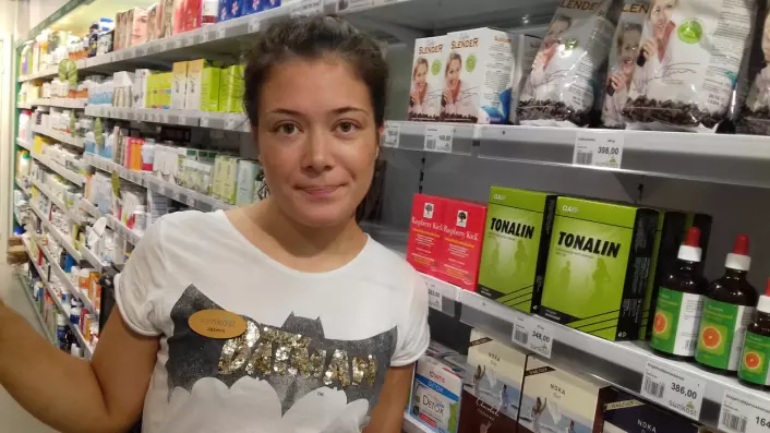 Jasmin Marø selger slankeprodukter på Storo shoppingsenter. Selv mener hun at det må mer til for å gå ned i vekt. (Foto: Nina Kristiansen)