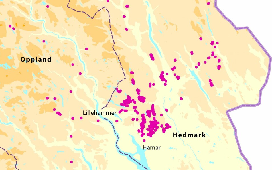 Oversikt over kartlagte skred i Hedmark og Oppland (røde linjer/punkter). Skredene som forskerne nå har oppdaget innebærer at mulighetene for framtidige jordskjelv ikke er så usannsynlig som forskere hittil har trodd. (Illustrasjon: NGU)