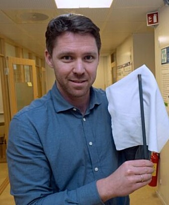 Slik ser det ut, røret som er brukt – med et tynt lag av det nyutviklede materialet BGLC, viser Einar Vøllestad. (Foto: Georg Mathisen). Slik ser det ut, røret som er brukt – med et tynt lag av det nyutviklede materialet BGLC, viser Einar Vøllestad. (Foto: Georg Mathisen).