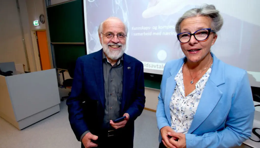Rektor Petter Aasen ved Universitetet i Sørøst-Norge og konserndirektør Eli Aamot i Sintef Industri ser frem til et sterkere og tettere samarbeid. (Foto: An-Magritt Larsen) Rektor Petter Aasen ved Universitetet i Sørøst-Norge og konserndirektør Eli Aamot i Sintef Industri ser frem til et sterkere og tettere samarbeid. (Foto: An-Magritt Larsen)