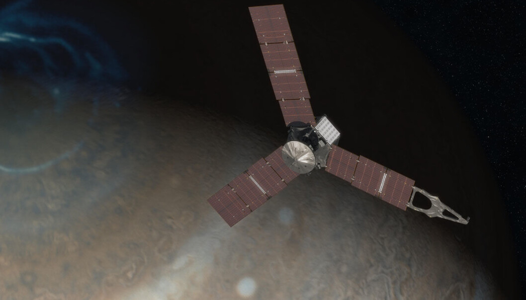 Juno skal fly i bane over Jupiters poler og blant annet studere de kraftige magnetfeltene som lager nordlyset. Juno kommer nærmere planeten enn noen gang tidligere. Instrumentene om bord skal også trenge ned i skylagene rundt kjempeplaneten for å se hva de er laget av og hvordan stormene som lager skybeltene oppstår. Juno er det første romfartøyet som får elektrisk strøm fra solpaneler så langt ute i solsystemet. (Illustrasjon: NASA/JPL-Caltech) Juno skal fly i bane over Jupiters poler og blant annet studere de kraftige magnetfeltene som lager nordlyset. Juno kommer nærmere planeten enn noen gang tidligere. Instrumentene om bord skal også trenge ned i skylagene rundt kjempeplaneten for å se hva de er laget av og hvordan stormene som lager skybeltene oppstår. Juno er det første romfartøyet som får elektrisk strøm fra solpaneler så langt ute i solsystemet. (Illustrasjon: NASA/JPL-Caltech)