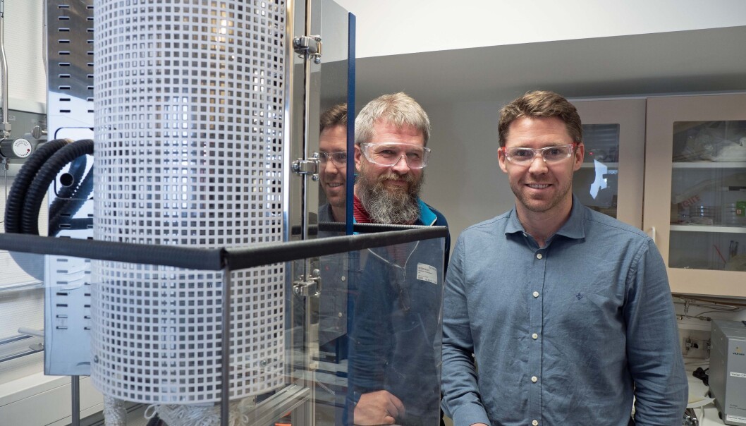 Ragnar Strandbakke (til venstre) og Einar Vøllestad er de første som har fått til å produsere hydrogen i industriell skala med vanndamp under høyt trykk. (Foto: Georg Mathisen). Ragnar Strandbakke (til venstre) og Einar Vøllestad er de første som har fått til å produsere hydrogen i industriell skala med vanndamp under høyt trykk. (Foto: Georg Mathisen).