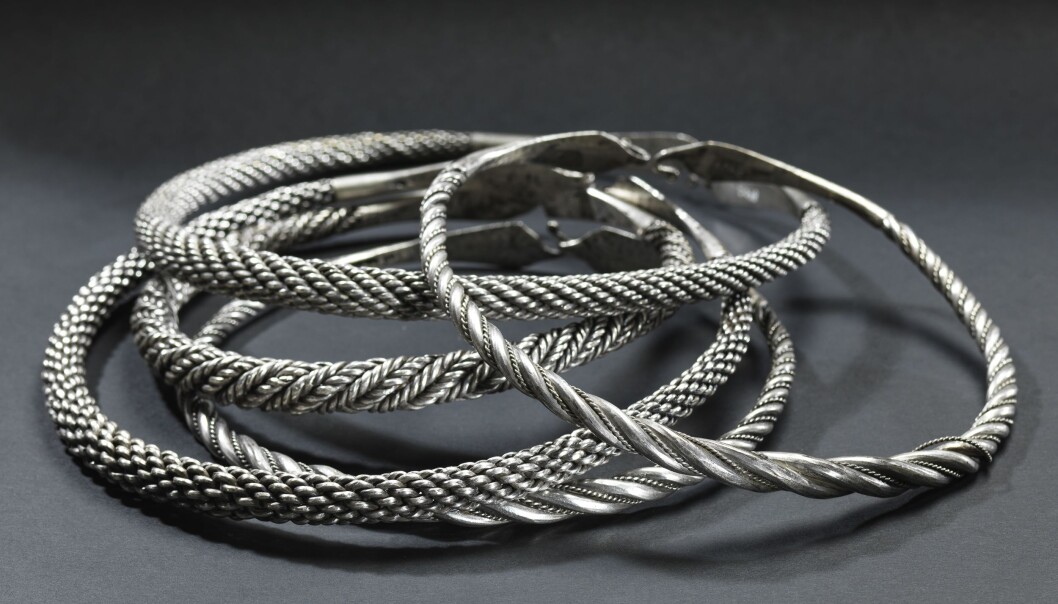 Nå - 250 år etter disse halsringene ble funnet, er de tilbake i Rogaland, og utstilt på Arkeologisk museum i Stavanger. (Foto: Annette Øvrelid, Arkeologisk museum, UiS). Nå - 250 år etter disse halsringene ble funnet, er de tilbake i Rogaland, og utstilt på Arkeologisk museum i Stavanger. (Foto: Annette Øvrelid, Arkeologisk museum, UiS).