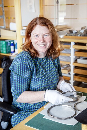 Linn Eikje Ramberg er arkeolog ved Arkeologisk museum, Universitetet i Stavanger. Her sitter hun med de flotte halsringene fra vikingtiden som ble funnet i Hjelmeland kommune. (Foto: Annette Øvrelid, Arkeologisk museum, UiS). Linn Eikje Ramberg er arkeolog ved Arkeologisk museum, Universitetet i Stavanger. Her sitter hun med de flotte halsringene fra vikingtiden som ble funnet i Hjelmeland kommune. (Foto: Annette Øvrelid, Arkeologisk museum, UiS).