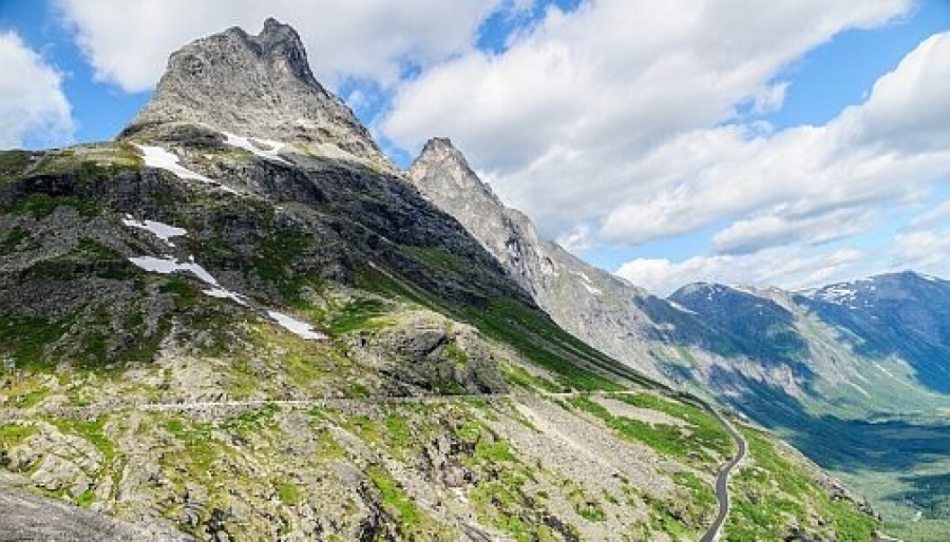 Bruk smarttelefonen for å finne ut mer om geologiske forhold der du er med appen Norges Geologi, her fjellovergangen Trollstigen, Rauma, Møre og Romsdal. (Foto: colourbox.no) Bruk smarttelefonen for å finne ut mer om geologiske forhold der du er med appen Norges Geologi, her fjellovergangen Trollstigen, Rauma, Møre og Romsdal. (Foto: colourbox.no)