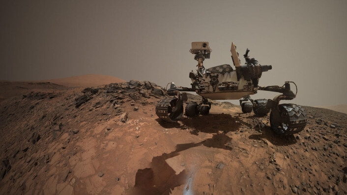 Dette selvportrettet av Curiosity viser stedet der den boret ned i en stein kalt "Buckskin". Lyst pulver fra boringen sees i forgrunnen. Denne boringen inneholdt det uventede mineralet tridymitt. (Foto: NASA/JPL-Caltech/MSSS) Dette selvportrettet av Curiosity viser stedet der den boret ned i en stein kalt "Buckskin". Lyst pulver fra boringen sees i forgrunnen. Denne boringen inneholdt det uventede mineralet tridymitt. (Foto: NASA/JPL-Caltech/MSSS)