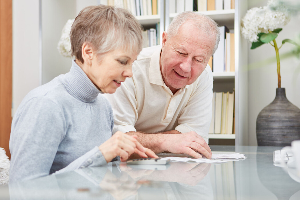 I 2017 hadde eldre menn en gjennomsnittlig inntekt på 526 000 kroner. Det var 1,5 ganger mer enn kvinner. (Illustrasjonsfoto: Robert Kneschke / Shutterstock / NTB scanpix) I 2017 hadde eldre menn en gjennomsnittlig inntekt på 526 000 kroner. Det var 1,5 ganger mer enn kvinner. (Illustrasjonsfoto: Robert Kneschke / Shutterstock / NTB scanpix)