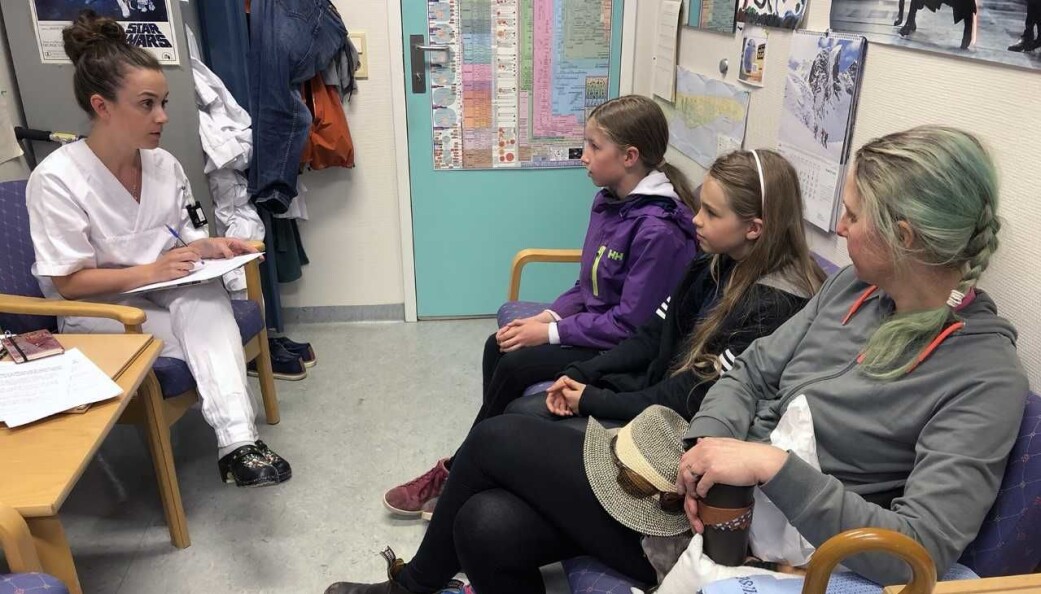 Pia Zadig (til venstre) snakker med Ellen, Hanna og Marie Barlindhaug inne på kontoret til Derk Avenarius. (Foto: Karine Nigar Aarskog) Pia Zadig (til venstre) snakker med Ellen, Hanna og Marie Barlindhaug inne på kontoret til Derk Avenarius. (Foto: Karine Nigar Aarskog)