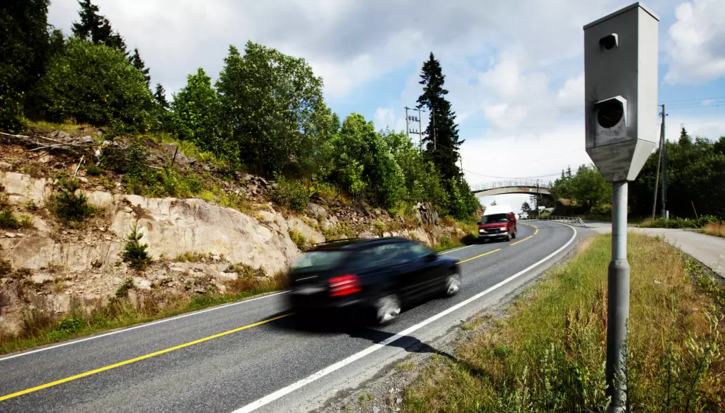 Fotobokser er tiltak som har god innvirkning på bilisters fart, viser forskning. Men regjeringen vil ikke ha flere strekningsmålere. Bildet er av en fartsmåler på Sollihøgda. (Foto: Kyrre Lien/Scanpix/NTB)