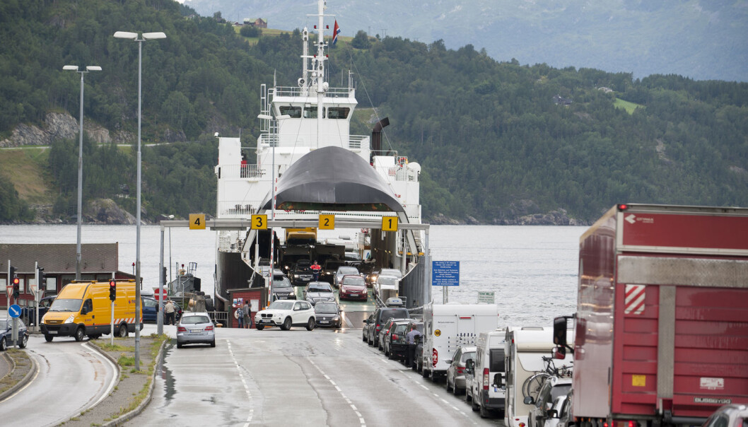 Om sommeren blir det lett kø på mange fergesamband når turistene skal på ferie langs kysten. Det går ut over pendlerne, derfor kan det være lønnsomt å gi dem fortrinnsrett. Bildet viser fergen som går mellom Bruravik-Brimnes over Hardangerfjorden. (Foto: Helge Sunde/Samfoto) Om sommeren blir det lett kø på mange fergesamband når turistene skal på ferie langs kysten. Det går ut over pendlerne, derfor kan det være lønnsomt å gi dem fortrinnsrett. Bildet viser fergen som går mellom Bruravik-Brimnes over Hardangerfjorden. (Foto: Helge Sunde/Samfoto)