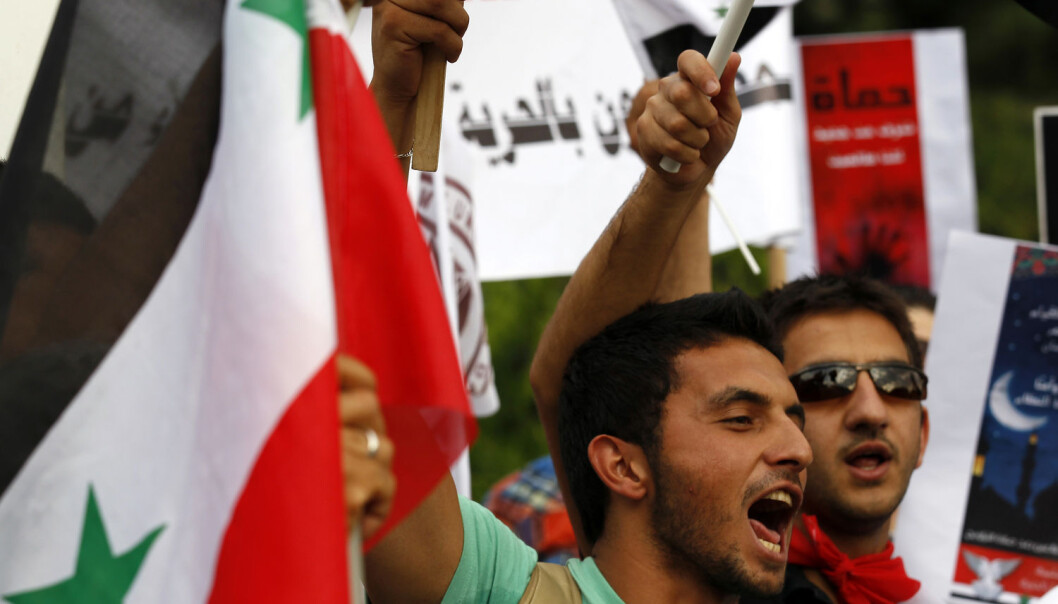 Anti-Assad-demonstranter utenfor den syriske ambassaden i Ankara i 2011. Er det psykologi som får folk til å vende seg mot en tidligere populær leder? (Foto: Umit Bektas, Reuters, NTB scanpix) Anti-Assad-demonstranter utenfor den syriske ambassaden i Ankara i 2011. Er det psykologi som får folk til å vende seg mot en tidligere populær leder? (Foto: Umit Bektas, Reuters, NTB scanpix)