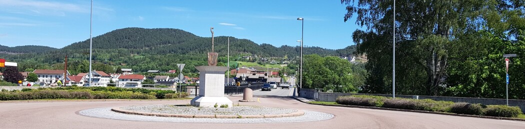 En kopi av spaden som ble brukt til å grave opp gullet, er plassert på sokkel i Hokksund. (Foto: Nina Kristiansen) En kopi av spaden som ble brukt til å grave opp gullet, er plassert på sokkel i Hokksund. (Foto: Nina Kristiansen)