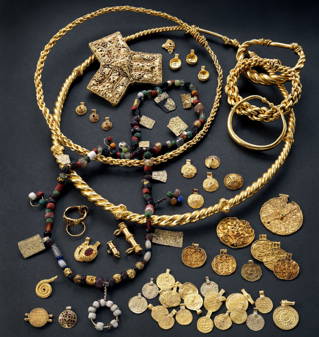 Hoen-skatten som ble funnet i en myr i 1834. Det er 50 smykker, 20 mynter og 200 perler og halvedelstener. De kommer fra det som nå er Midtøsten og hele Europa, men noen av smykkene er produsert i Norge. (Foto: Kulturhistorisk museum, Universitetet i Oslo, lisens CC BY-SA 4.0) Hoen-skatten som ble funnet i en myr i 1834. Det er 50 smykker, 20 mynter og 200 perler og halvedelstener. De kommer fra det som nå er Midtøsten og hele Europa, men noen av smykkene er produsert i Norge. (Foto: Kulturhistorisk museum, Universitetet i Oslo, lisens CC BY-SA 4.0)