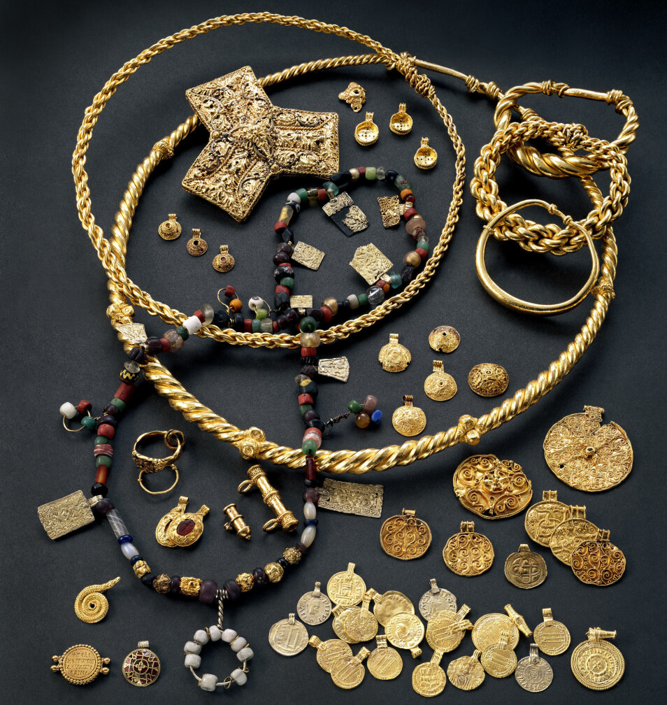 Hoen-skatten som ble funnet i en myr i 1834. Det er 50 smykker, 20 mynter og 200 perler og halvedelstener. De kommer fra det som nå er Midtøsten og hele Europa, men noen av smykkene er produsert i Norge. (Foto: Kulturhistorisk museum, Universitetet i Oslo, lisens CC BY-SA 4.0)