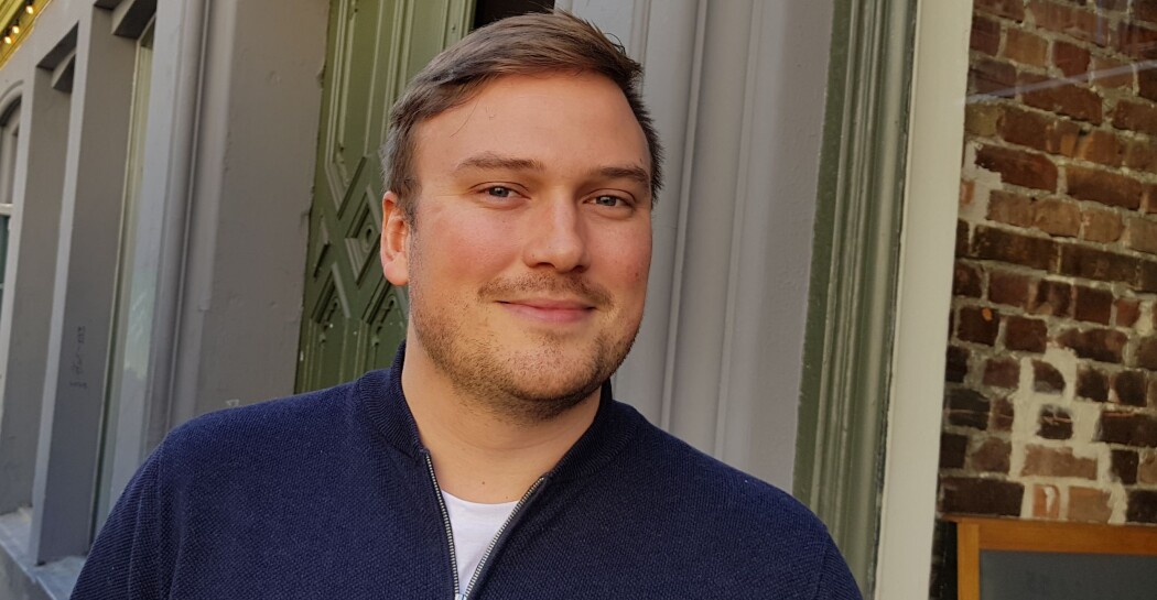 Simen Buskerud er historielærer på Eiker videregående skole i Hokksund. Elevene hans er mer interessert i den nære enn den fjerne historien.
– Det er ofte andre verdenskrig som vekker interesse. Da forteller jeg om Holtefjell og motstandsbevegelsen. Det fenger, sier Buskerud. (Foto: Nina Kristiansen) Simen Buskerud er historielærer på Eiker videregående skole i Hokksund. Elevene hans er mer interessert i den nære enn den fjerne historien.
– Det er ofte andre verdenskrig som vekker interesse. Da forteller jeg om Holtefjell og motstandsbevegelsen. Det fenger, sier Buskerud. (Foto: Nina Kristiansen)