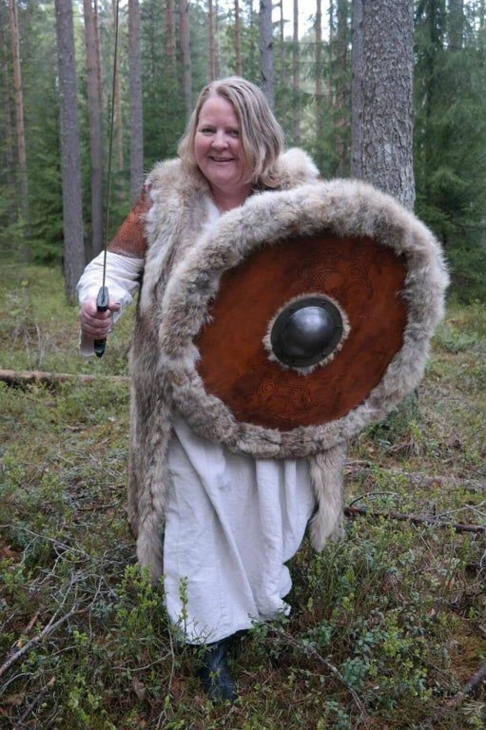 Astri Sørensen i selvsydde vikingklær. På vikingmarkeder over hele landet møtes vikinginteresserte for å spise vikingmat, kle seg som vikinger, konkurrere i de gamle lekene og idrettene og lage smykker og verktøy. (Foto: Eli Wium)