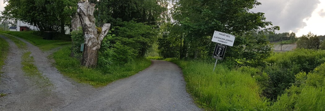 Ikke lett å finne stedet der Hoen-skatten lå. Det eneste skiltet lyder Privat veg, gjennomkjøring forbudt. (Foto: Nina Kristiansen) Ikke lett å finne stedet der Hoen-skatten lå. Det eneste skiltet lyder Privat veg, gjennomkjøring forbudt. (Foto: Nina Kristiansen)