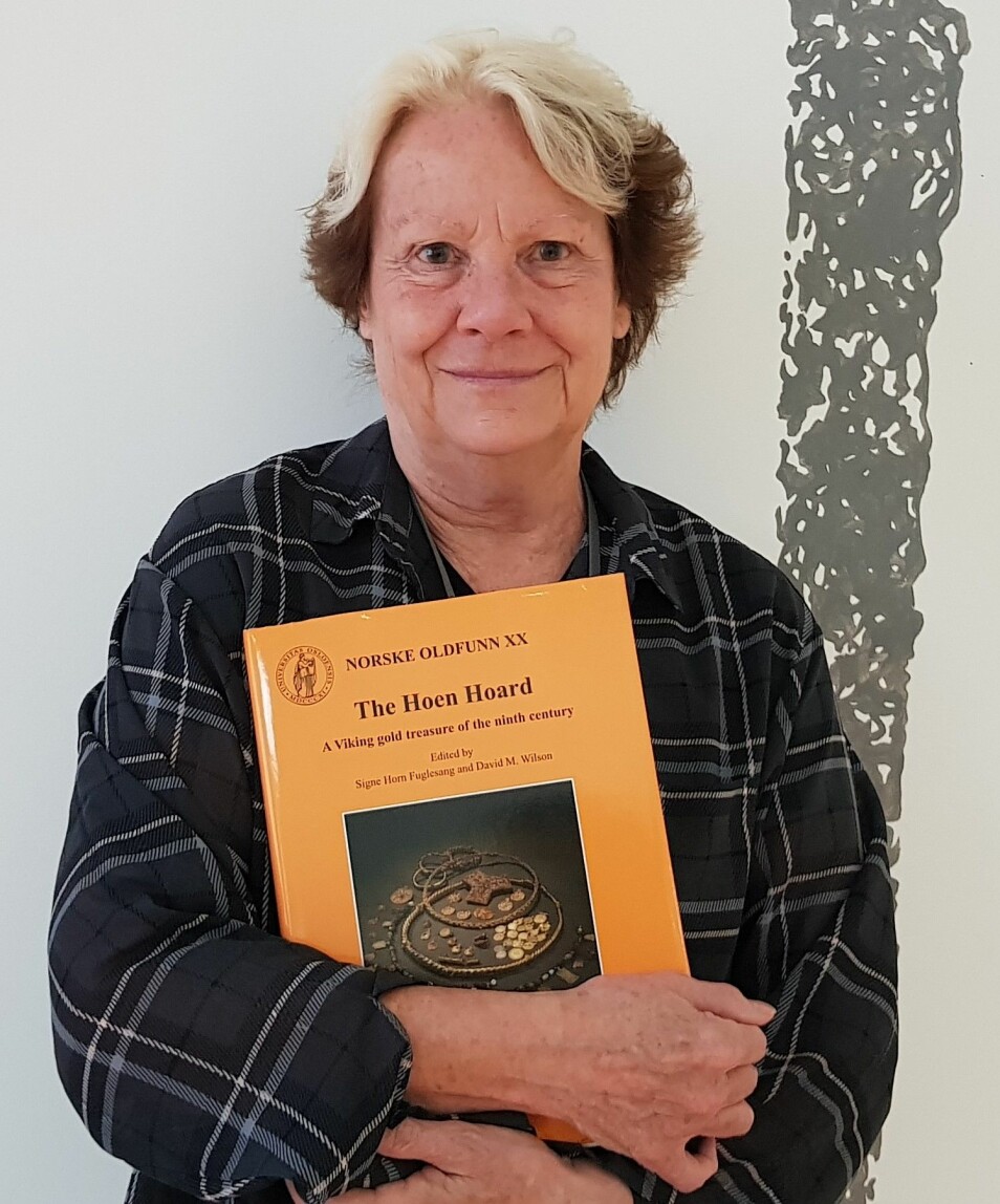 Katherine Elliott med boka fra det store forskningsprosjektet på Hoen-skatten. (Foto: Nina Kristiansen)