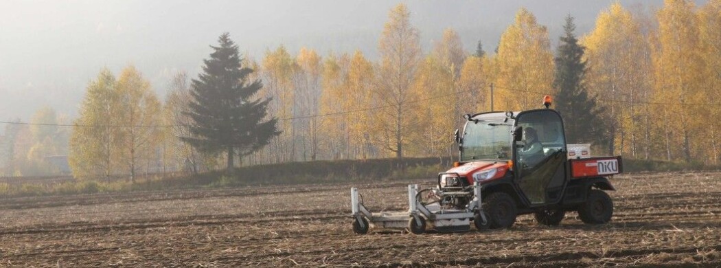 Slik ser en georadar ut. Forskerne sender radiobølger ned i bakken, og måler hvor lang tid det tar før disse bølgene reflekteres tilbake, samt styrken på denne refleksjonen. Nesten som et ekkolodd. Slik kan de finne ut hvor fornminnene er, uten å spa opp jordet. (Foto: Lars Gustavsen) Slik ser en georadar ut. Forskerne sender radiobølger ned i bakken, og måler hvor lang tid det tar før disse bølgene reflekteres tilbake, samt styrken på denne refleksjonen. Nesten som et ekkolodd. Slik kan de finne ut hvor fornminnene er, uten å spa opp jordet. (Foto: Lars Gustavsen)