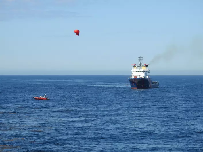 Her overvåkes oljen på sjøen ved hjelp av en ballong med avansert fotoutstyr påmontert, og det tas prøver for å studere oljens egenskaper en tid etter utslippet. (Foto: Arne Follestad)