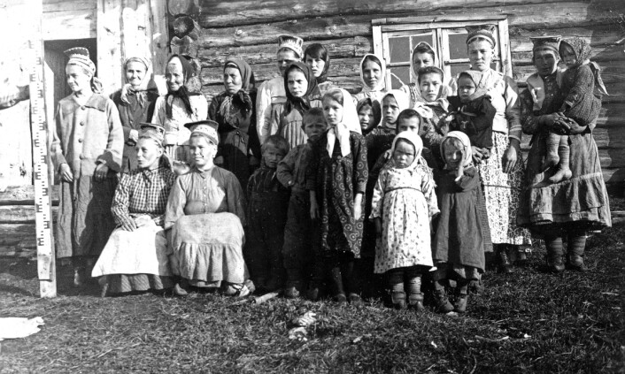 Også Tanner forsøkte seg på bilder som skulle kartlegge samenes fysiske trekk. Men som raseforsker var han en amatør, ifølge forsker Jukka Nyyssönen. Skoltesamene var på bunnen av hierarkiet. (Foto: Väinö Tanner/Tromsø Museum – Universitetsmuseet) Også Tanner forsøkte seg på bilder som skulle kartlegge samenes fysiske trekk. Men som raseforsker var han en amatør, ifølge forsker Jukka Nyyssönen. Skoltesamene var på bunnen av hierarkiet. (Foto: Väinö Tanner/Tromsø Museum – Universitetsmuseet)